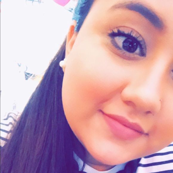 Meet your Posher, Fernanda - Picture 1 of 1